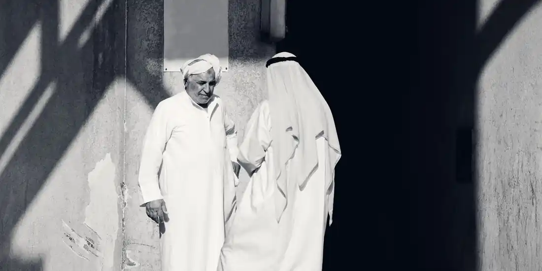 رجلان بالزي الخليجي في حوار عمل