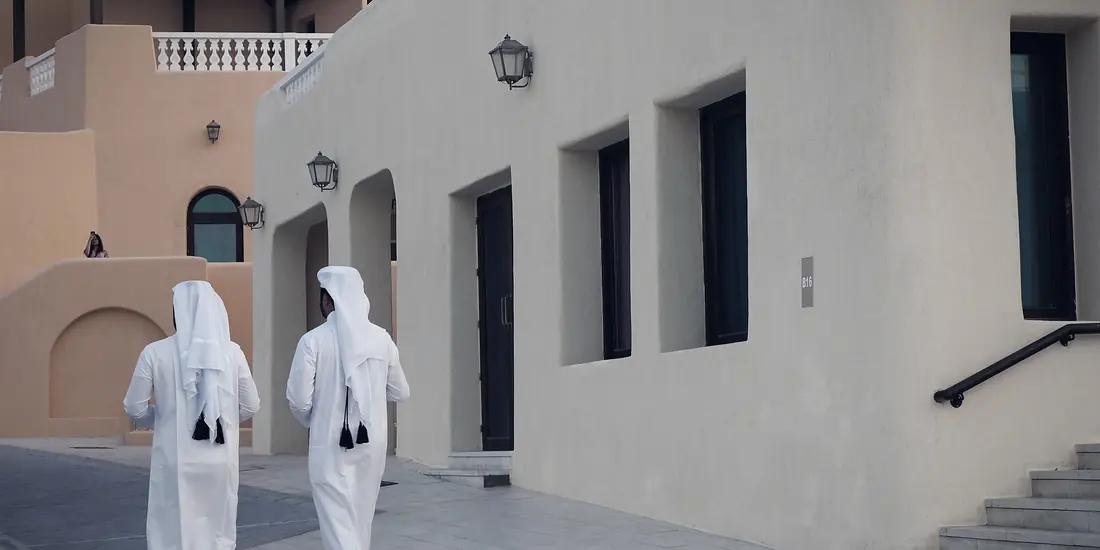 مهنيان بالزي الخليجي في حي أعمال